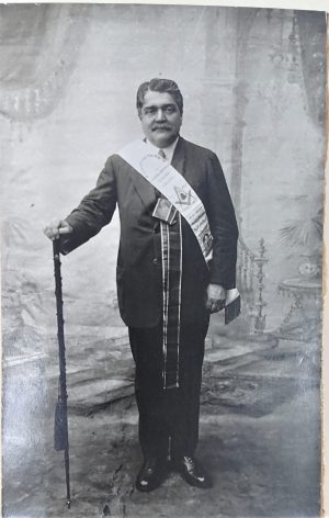 Émile Grivaud, secrétaire de la Fédération compagnonnique de la Loire et de l'Association des Compagnons Tisseurs Ferrandiniers du Devoir de Saint-Étienne, photographié en tenue.